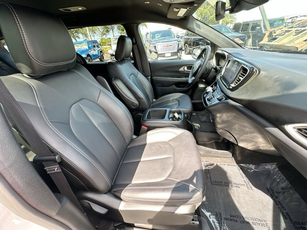 2025 Chrysler Pacifica Select