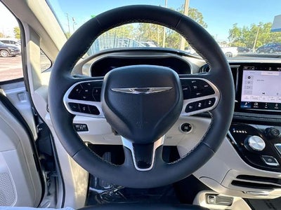 2024 Chrysler Pacifica Hybrid Select