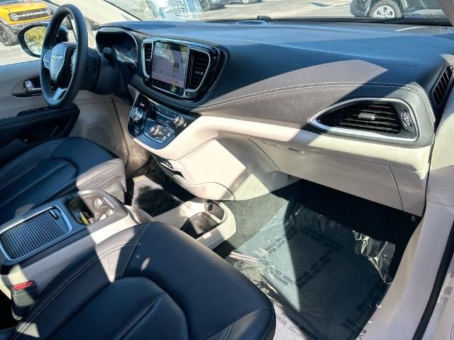 2024 Chrysler Pacifica Hybrid Select