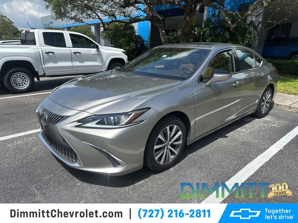 2021 Lexus ES 300h 300h's photo
