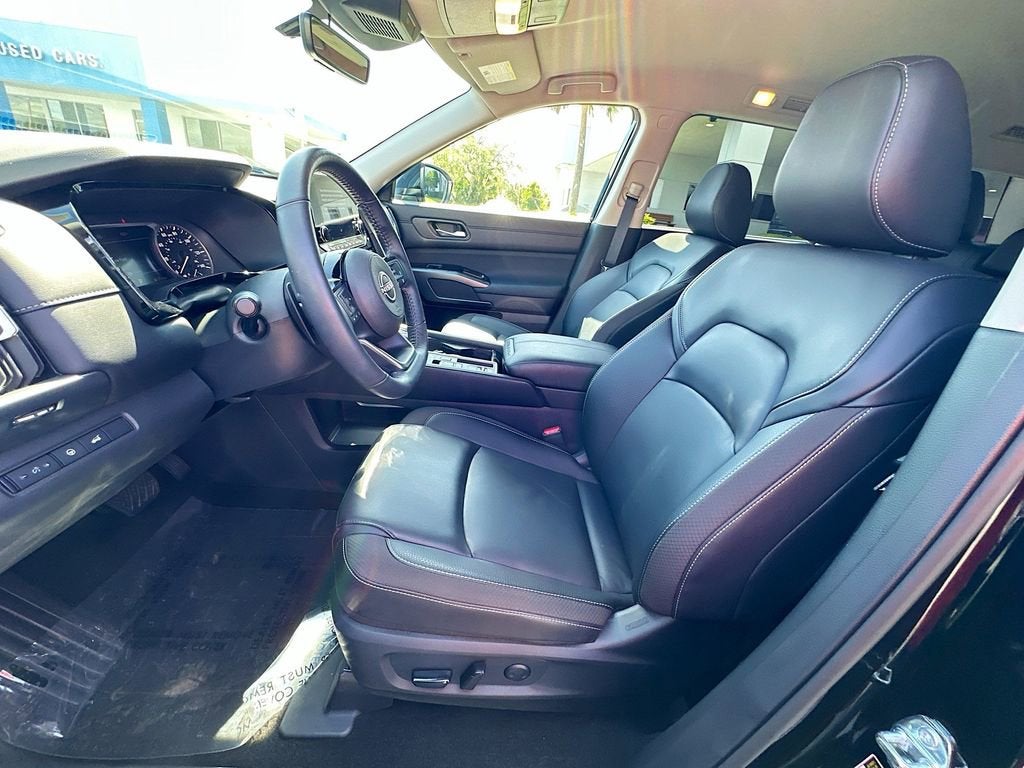 2025 Nissan Pathfinder SL