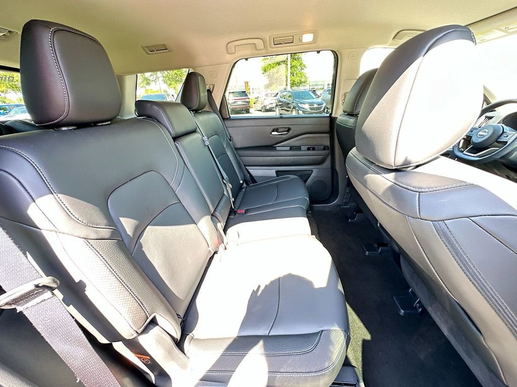 2025 Nissan Pathfinder SL