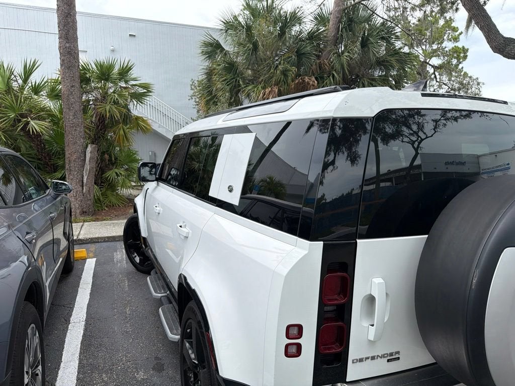 2023 Land Rover Defender SE