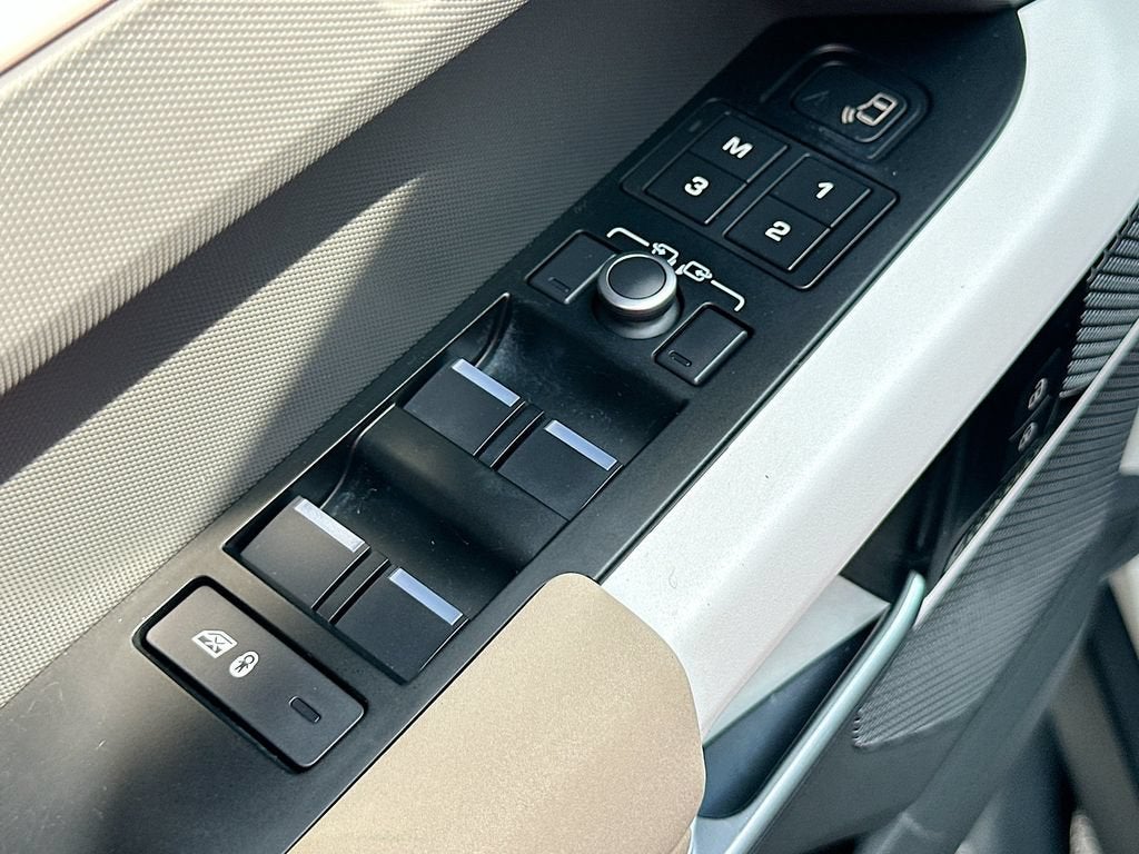 2023 Land Rover Defender SE