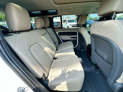2023 Land Rover Defender SE