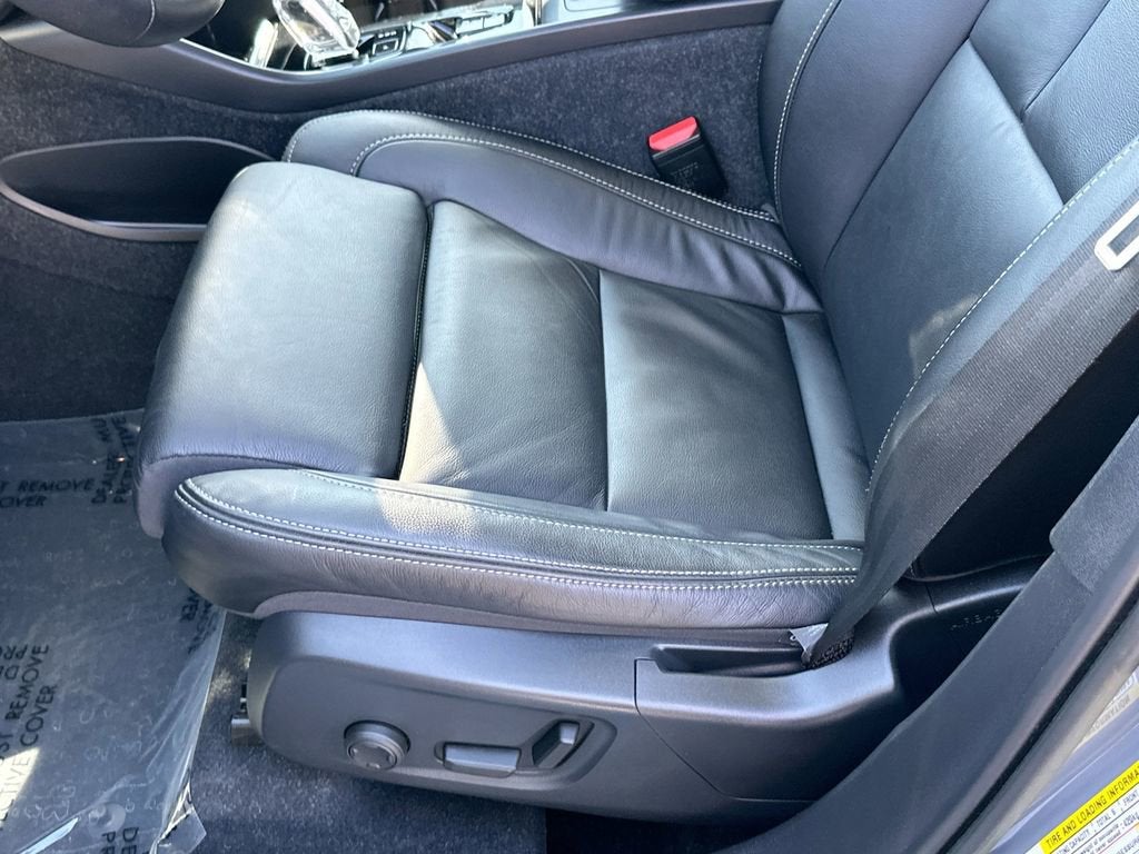 2023 Volvo XC40 B5 Ultimate Dark Theme