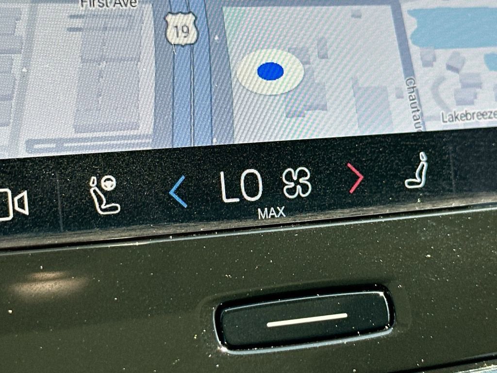 2023 Volvo XC40 B5 Ultimate Dark Theme