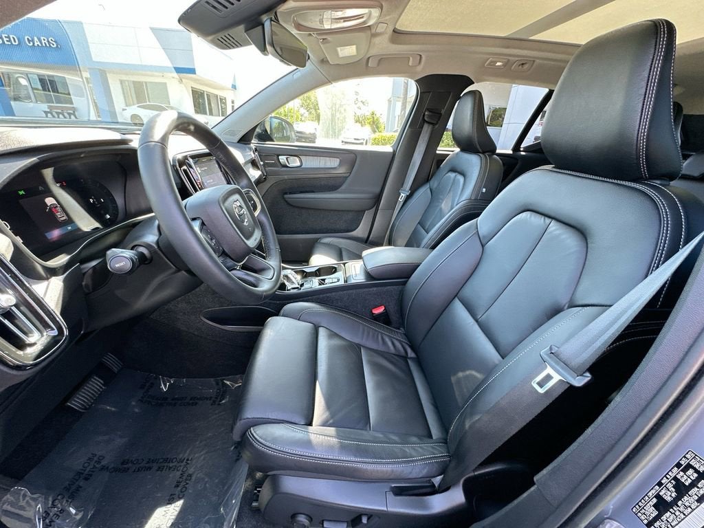 2023 Volvo XC40 B5 Ultimate Dark Theme