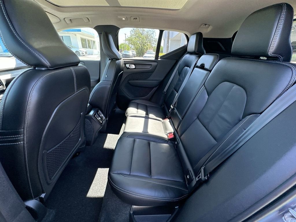 2023 Volvo XC40 B5 Ultimate Dark Theme