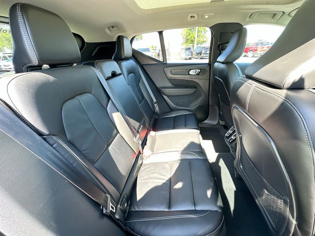 2023 Volvo XC40 B5 Ultimate Dark Theme