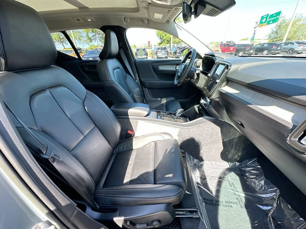 2023 Volvo XC40 B5 Ultimate Dark Theme