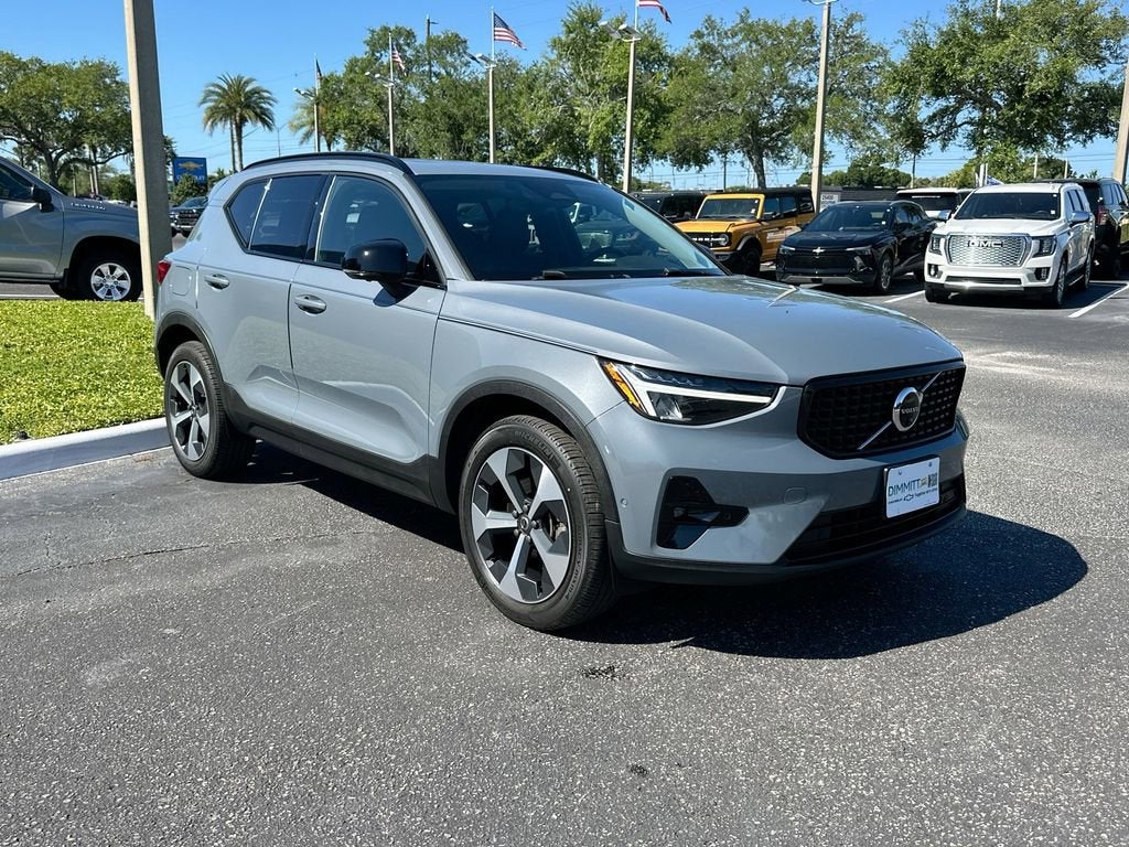2023 Volvo XC40 B5 Ultimate Dark Theme