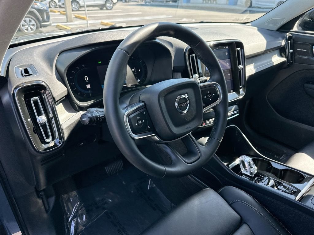 2023 Volvo XC40 B5 Ultimate Dark Theme
